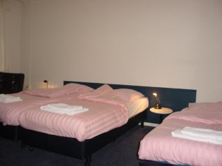 Kamer 2 aan de achterkant --het uitzicht is niet echt denderend--